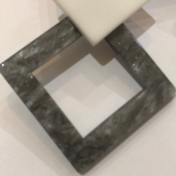 🆕 Gray & White Square Acrylic Earrings - Picture 4 of 5